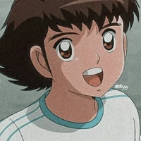 Ozora Tsubasa(dưới)