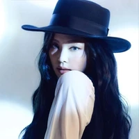 𝙆𝙞𝙢 𝙅𝙚𝙣𝙣𝙞𝙚 (Em)