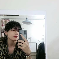 V (bff Hắn)