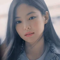 Kim Jennie ( em họ Lisa )