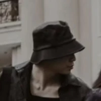 rik nhúc nhích