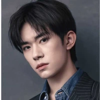 Dịch Dương Thiên Tỉ (anh cậu)