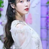 La IU Manobal ( Chị cô)