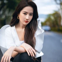 Tiêu Trúc Lam (Chị gái nuôi của T.Chiến)