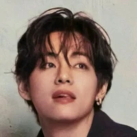 Kim Taehyung.. cậu