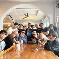All (hoặc mn ở đó)