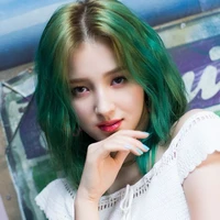 Kim Nancy ( chị dâu cô )