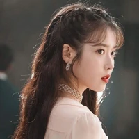 Ji-eun Manoban ( Chị 2 Lisa )