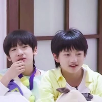 ghệ đẹp của bé Lyn( ´-ω-)