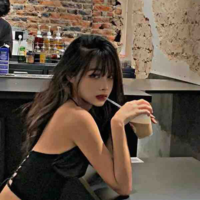 Kim Linh mẹ của nlinh banh