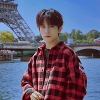 Dịch Dương Thiên Tỉ  { anh }