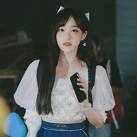 Vươnh Hiểu Giai (chị cô)