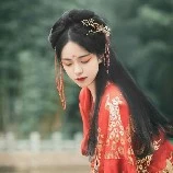 Vĩ Cửu lúc mặc váy các thứ:)