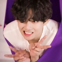 Kim Taehyung - em trai ruột của anh