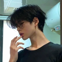 Mạnh Hùng / thư ký trước đây của anh