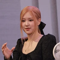 rose ( bạn của jen)