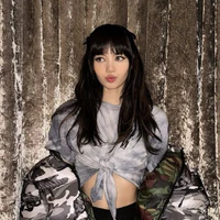 Lisa < Y >