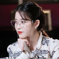 Lee Ji-Eun (chị cô)