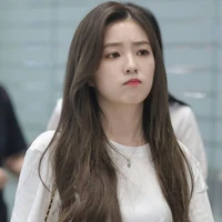 Irene (chị họ cô)