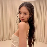Jennie (19t,con cả park gia)