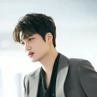 kim jong in (kai)(cậu ta)