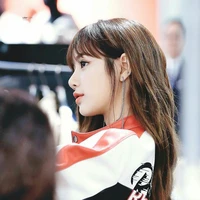 Lalisa Manoban (y)