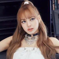 La Lisa = Chị họ Tae