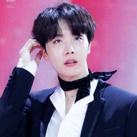 Jung Hosoek = Anh họ Tae