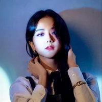 Jisoo" cô"