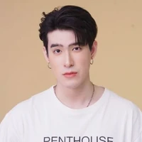 Nhân viên quầy lễ tân ( Heng)