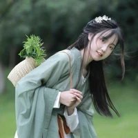 Shin MinJi (Nô tì của cô)