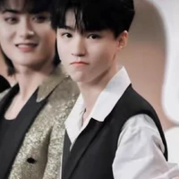 Vương Tuấn Khải(ah họ cậu)