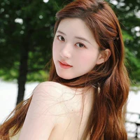 Gia Mẫn (ngồi trên Ánh)
