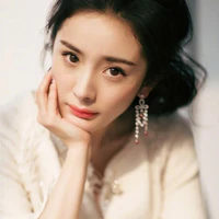 Linh Lung (ngồi kế Hứa) bàn đầu