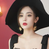 Thư Nguyệt (ngồi kế Đức)