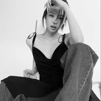 kim Jennie(cô)