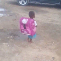 Bé tập tành đến trường