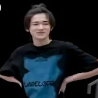 tác giả cao trên 3m bẻ đôi