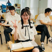 Có trong phim, tiếc tớ kh biết tên.