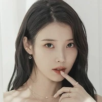 Lee Ji-eun(Chị cô)