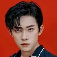 Dịch Dương Thiên Tỷ (papa cậu)