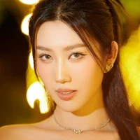 Thúy Ngân ( em Thơ)