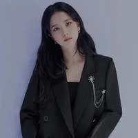 KIM JISOO- chị