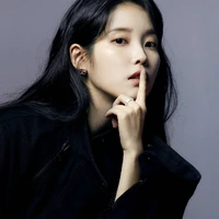 IU Manoban (chị cô)