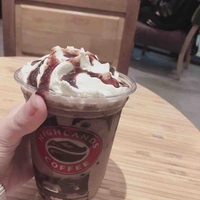 Chị quản lý quán cfee