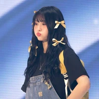 Hirai Momo ( lớp phó học tập )