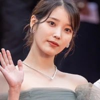 Mẹ cô (IU)