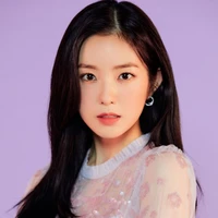 Bae Joo-hyun - Irene ( chị họ nàng )
