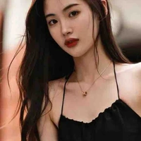Hoàng Phạm Ngân Hà ( chị cô )