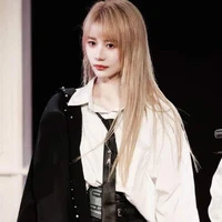 Viên Trần Kha ( chị )